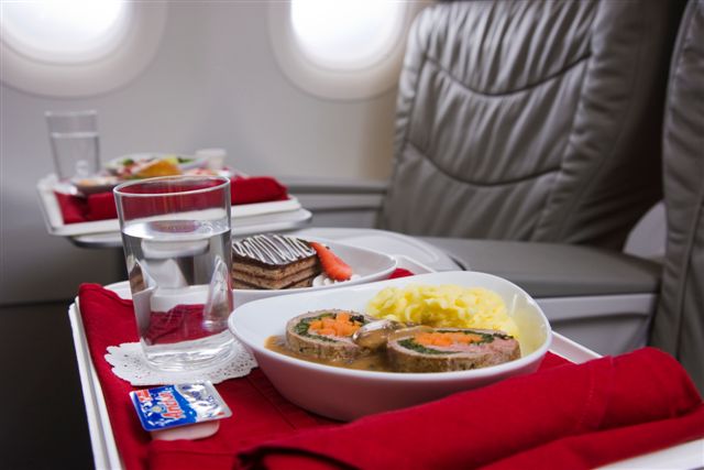 por que la comida en los aviones sabe diferente