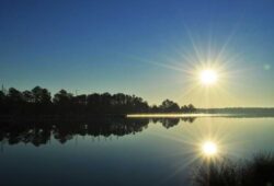 ¿Cuánto tarda la luz del sol en llegar a la Tierra?