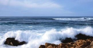 ¿Por qué sube y baja la marea? La fascinante danza entre la luna y el océano